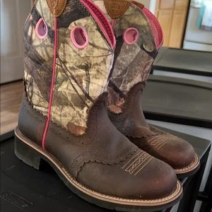 Ariat fat baby boots. Size 8.5B, worn once.